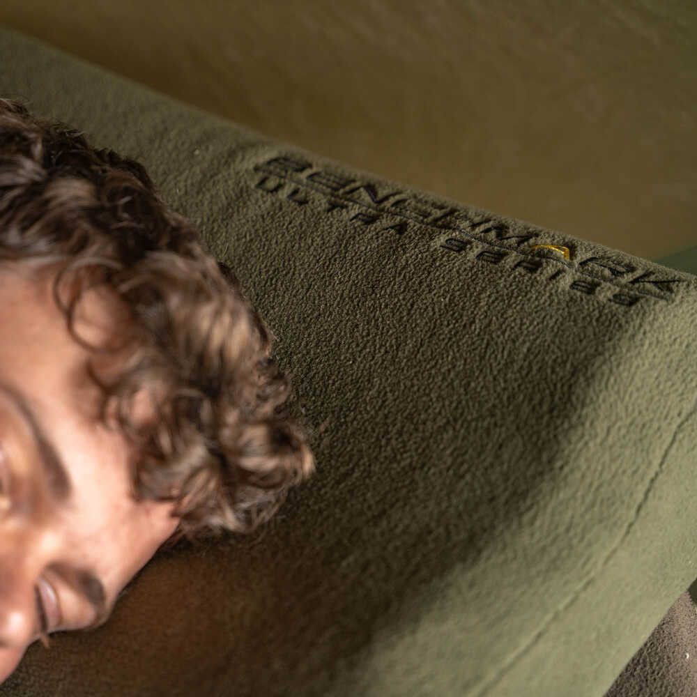 Avid Carp Almohada Benchmark Ultra Memory Foam - Imagen 3